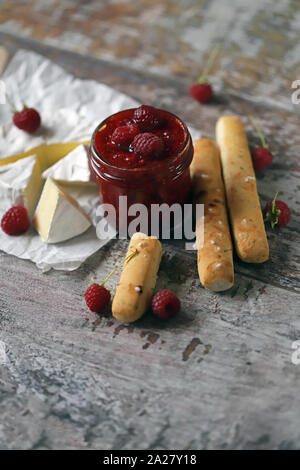Camembert mit Himbeersauce und grossini Sticks. Keto freundlich. Italienische Stimmung. Selektive konzentrieren. Makro. S Stockfoto