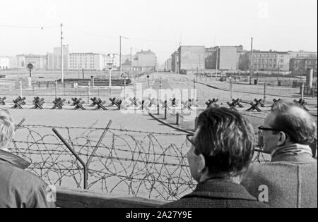 "Menschen am Potsdamer Platz in Berlin, Deutschland 1963. Menschen am Potsdamer Platz in Berlin, Deutschland 1963. Stockfoto