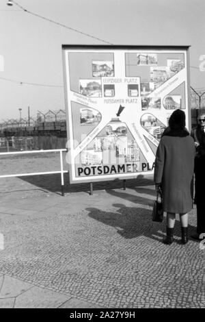 "Menschen am Potsdamer Platz in Berlin, Deutschland 1963. Menschen am Potsdamer Platz in Berlin, Deutschland 1963. Stockfoto