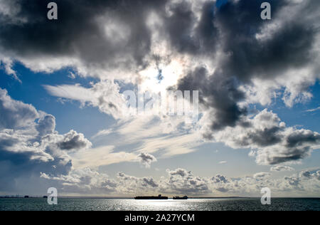 Southend UK, 01. Oktober 2019 - Zwei große Frachtschiffe vorbei in die Mündung der Themse aus der Southend Küste, wie Sie von Sonnenschein mit Sturm Wolken Mehraufwand, da am Ende des Hurrikan Lorenzo Köpfe in Richtung Großbritannien in den kommenden Tagen Leuchten. Foto: Simon Dack/Alamy leben Nachrichten Stockfoto