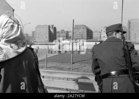 "Menschen am Potsdamer Platz in Berlin, Deutschland 1963. Menschen am Potsdamer Platz in Berlin, Deutschland 1963. Stockfoto