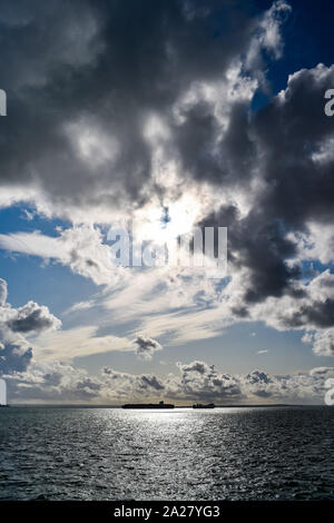 Southend UK, 01. Oktober 2019 - Zwei große Frachtschiffe vorbei in die Mündung der Themse aus der Southend Küste, wie Sie von Sonnenschein mit Sturm Wolken Mehraufwand, da am Ende des Hurrikan Lorenzo Köpfe in Richtung Großbritannien in den kommenden Tagen Leuchten. Foto: Simon Dack/Alamy leben Nachrichten Stockfoto