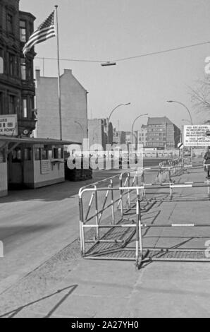 Checkpoint Charlie in der Kochstraße in Berlin, Deutschland 1963. Alliierte Armee Checkpoint Charlie an der Kochstraße Straße in Berlin, Deutschland 1963. Stockfoto