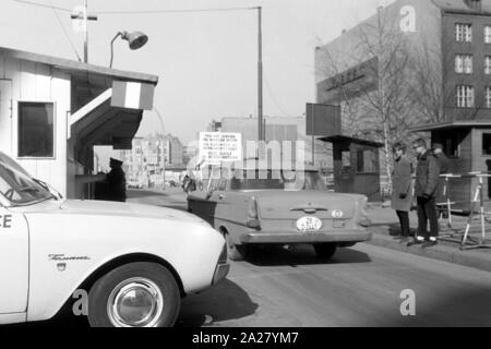 Checkpoint Charlie in der Kochstraße in Berlin, Deutschland 1963. Alliierte Armee Checkpoint Charlie an der Kochstraße Straße in Berlin, Deutschland 1963. Stockfoto