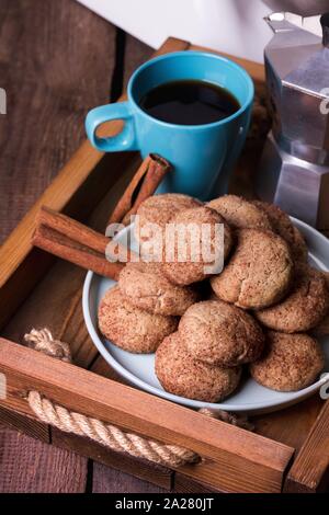 Hausgemachte Kuchen - köstliche und leckere cinnamon Cookies mit Tasse Kaffee Stockfoto
