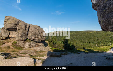 Anzeigen Violik und Snezne jamy Hügel von Svinske kameny Felsformation im Riesengebirge auf tschechisch-polnischen Grenzen bei schönem Sommerabend mit Cle Stockfoto