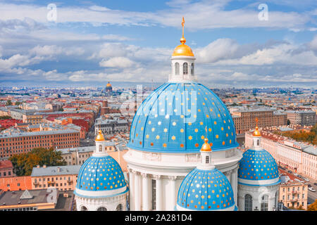 Die berühmten Trinity Cathedral mit blauen Kuppeln und vergoldeten Sternen, Blick auf den historischen Teil der Stadt Staint-Petersburg, typischen Häusern rund um Stockfoto