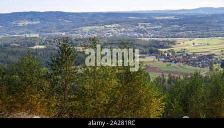 Panorama Blick von den Höhenlagen des Waldviertels zu einem typischen kleinen Dorf der Gemeinde Weitra, Österreich Stockfoto