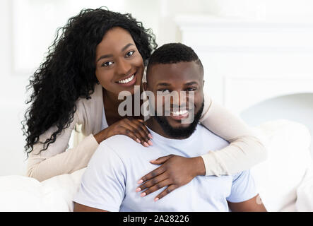 Portrait von Happy tausendjährigen afrikanischen amerikanischen Paar zu Hause Stockfoto