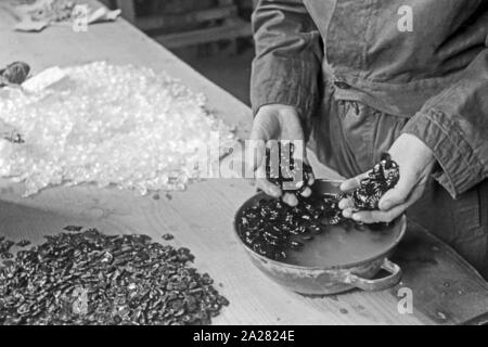 Puppenwerk Lauscha in Thüringen 1940-50 s. Doll Factory in Lauscha, Thüringen, 1940-50 s Stockfoto