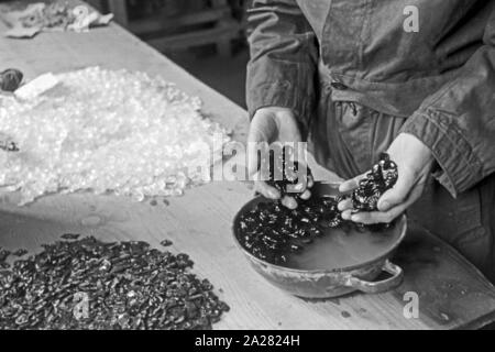 Puppenwerk Lauscha in Thüringen 1940-50 s. Doll Factory in Lauscha, Thüringen, 1940-50 s Stockfoto