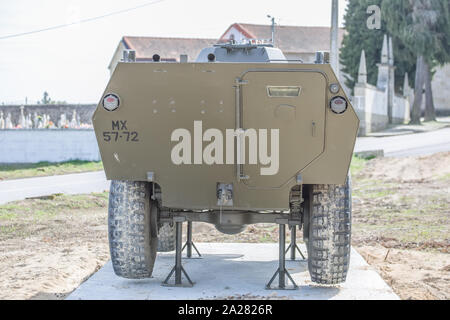 Moimenta da Beira/Portugal - 05 16 2019 - Ausführliche Ansicht des Alten gepanzerte militärische Tankfahrzeug, in der Ausstellung in der Nähe der Straße öffentliche Straße Stockfoto