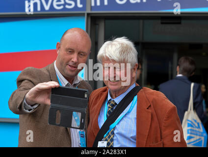 Manchester, Großbritannien. 01 Okt, 2019. MANCHESTER, Großbritannien. Stanley Johnson, Vater von Premierminister und Parteichef Boris Johnson, posiert für ein selfie mit einem Ventilator auf dem Parteitag der Konservativen in Manchester. Credit: Dave Johnston/Alamy leben Nachrichten Stockfoto