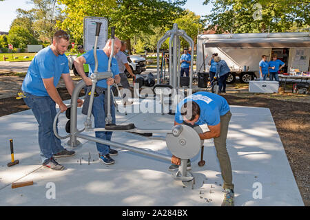 Detroit, Michigan - die Freiwilligen von Cooper Standard installieren Übung Ausrüstung in eine neue Gemeinschaft Morningside Park in der Nachbarschaft. Stockfoto