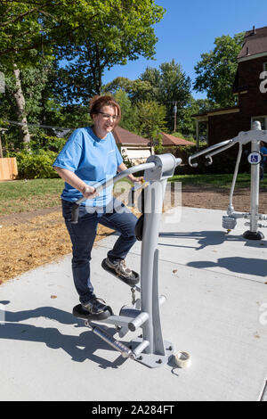 Detroit, Michigan - ein Freiwilliger von Cooper Standard getestet, übung Ausrüstung nach Freiwilligen, um es in einem neuen Community Park in der Mornin installiert Stockfoto