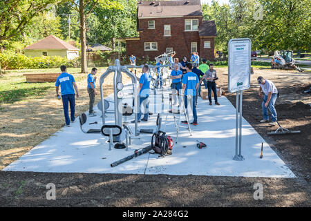 Detroit, Michigan - die Freiwilligen von Cooper Standard installieren Übung Ausrüstung in eine neue Gemeinschaft Morningside Park in der Nachbarschaft. Stockfoto