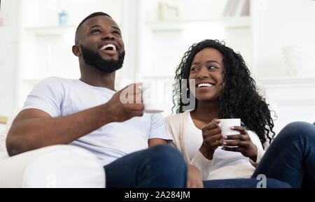 Schwarz Paar genießt die Zeit zusammen, trinken Kaffee zu Hause Stockfoto