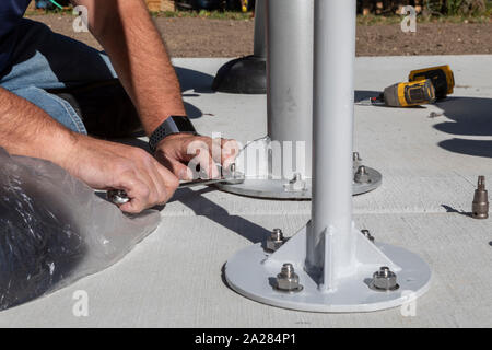 Detroit, Michigan - die Freiwilligen von Cooper Standard installieren Übung Ausrüstung in eine neue Gemeinschaft Morningside Park in der Nachbarschaft. Stockfoto