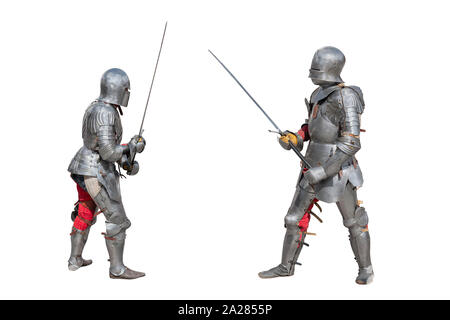 Ritter in Rüstung. Mittelalterliche Ritter in Eisen rüstungen Schwerter in den Händen halten. Duell der mittelalterlichen Krieger. Die Schlacht von zwei Ritter auf Schwerter. Stockfoto
