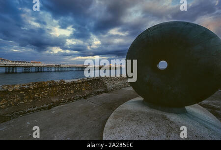 Palace Pier und die Bronzestatue flott, Brighton, East Sussex, England, UK. Ca. 80er Stockfoto