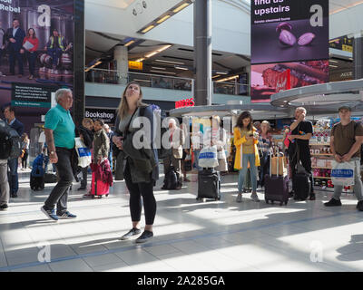 GATWICK, Großbritannien - ca. September 2019: Menschen am Flughafen London Gatwick Stockfoto