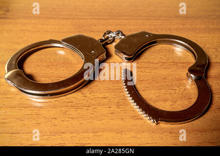 Handschellen Öffnen auf einem Holztisch close-up Stockfoto