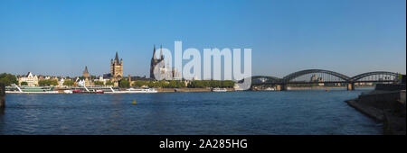 Skyline der Stadt Koeln, Deutschland gesehen von Rhein (Rhein). Von links nach rechts, der Altstadt (Altstadt), Rathaus (Town Hall), Dom (Kathedrale) Stockfoto