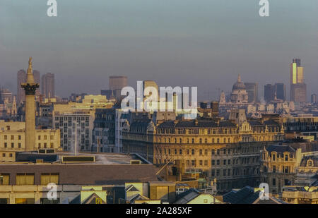 Skyline von London, England, UK. Ca. 80er Stockfoto