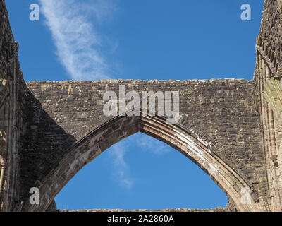 TINTERN, Großbritannien - ca. September 2019: Tintern Abbey (Abaty Tyndyrn in Walisisch) Ruinen Stockfoto