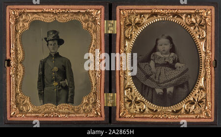 Private Hiram L. Barrett von Co.K, 7 Connecticut Infanterieregiment in Uniform mit bayoneted Muskete, und neun Monate altes Mädchen, Marrie Stockfoto