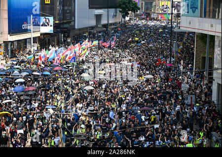 Hongkong, China. 01 Okt, 2019. Eine riesige Menge von Demonstranten für eine Kundgebung gegen die Regierung in Hongkong am 1. Oktober 2019. Foto von Thomas Maresca/UPI Quelle: UPI/Alamy leben Nachrichten Stockfoto