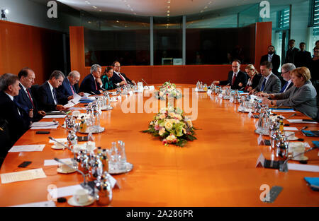 Berlin, Deutschland. 01 Okt, 2019. Bundeskanzlerin Angela Merkel (CDU, r) trifft sich mit dem Geschäftsführenden Direktor des Internationalen Währungsfonds (IWF), David Lipton (5. von links), der Generalsekretär der Organisation für Wirtschaftliche Zusammenarbeit und Entwicklung (OECD), Angel Gurría (4. von rechts), und der Generalsekretär des Internationalen Währungsfonds (IWF). Quelle: dpa Picture alliance/Alamy leben Nachrichten Stockfoto