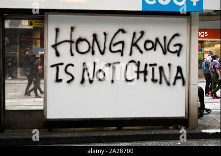 Hong Kong, Hong Kong SAR. 01 Okt, 2019. Graffiti liest "Hongkong ist nicht China" während einer Kundgebung gegen die Regierung in Hongkong am 1. Oktober 2019. Foto von Thomas Maresca/UPI Quelle: UPI/Alamy leben Nachrichten Stockfoto