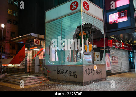Hong Kong, Hong Kong SAR. 01 Okt, 2019. Eine U-Bahnstation, nachdem es durch Demonstranten in Hongkong am 1. Oktober 2019 zerstört. Foto von Thomas Maresca/UPI Quelle: UPI/Alamy leben Nachrichten Stockfoto