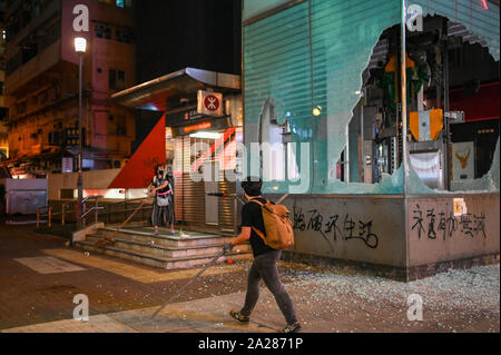 Hong Kong, Hong Kong SAR. 01 Okt, 2019. Die demonstranten Smash die Fenster von einem U-Bahnhof in Hongkong am 1. Oktober 2019. Foto von Thomas Maresca/UPI Quelle: UPI/Alamy leben Nachrichten Stockfoto