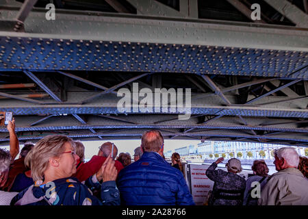 Boot, die Touristen unter den Palace Bridge während einer morgendlichen Tour, St Petersbugh, Russland. Stockfoto