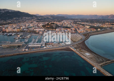 Denia, Blick auf die Stadt aus der Luft bei Sonnenuntergang Stockfoto