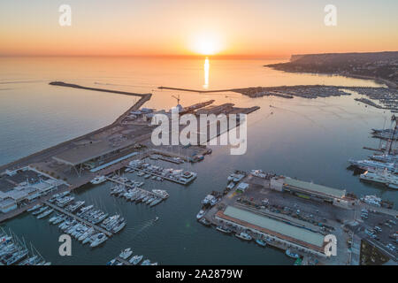 Denia, Blick auf die Stadt aus der Luft bei Sonnenuntergang Stockfoto