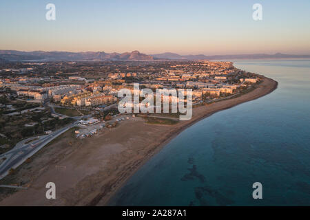 Denia, Blick auf die Stadt aus der Luft bei Sonnenuntergang Stockfoto