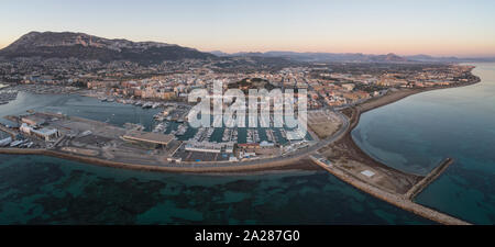 Denia, Blick auf die Stadt aus der Luft bei Sonnenuntergang Stockfoto