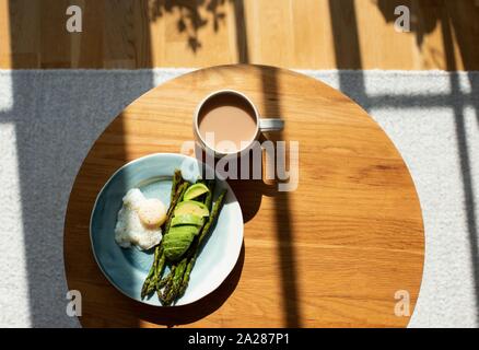 Ei, Avocado und Spargel gesund hausgemachtes Frühstück mit Kaffee Stockfoto