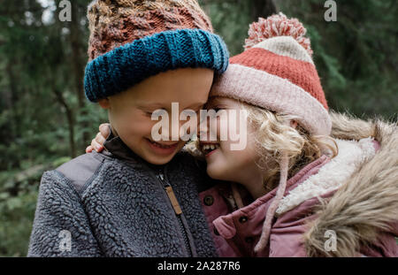 In der Nähe von Bruder und Schwester umarmen und vor Lachen Stockfoto