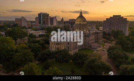 Gebäude leuchten kam gerade auf Luftaufnahme der Mississippi State Capital Building Stockfoto