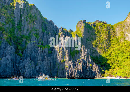 Dramatische karst Kalkstein Klippen an Geheime Lagune, Strand von Miniloc Island, El Nido, Palawan, Philippinen Stockfoto