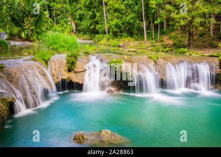 Cambugahay Falls umgeben bu Dschungel Laub, Lazi, Siquijor Island, Central Visayas, Philippinen Stockfoto