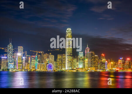 Skyline von Hongkong, Wolkenkratzer auf der Insel Hong Kong bei Nacht von Tsim Sha Tsui, Hong Kong Island, Hong Kong, China gesehen Stockfoto