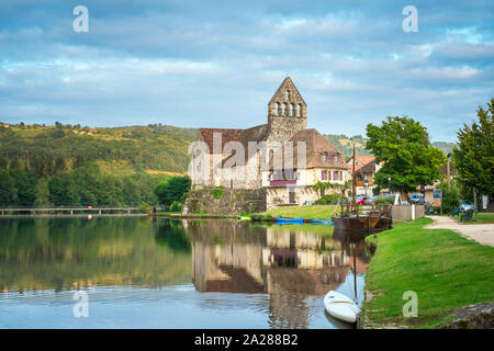 Beaulieu-sur-Dordogne auf der Dordogne und im Département Corrèze, Limousin, Frankreich Stockfoto