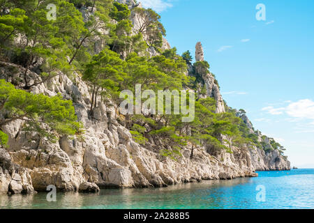 Mediterrane Landschaft an der Calanque d'En-Vau, Parc National des Calanques, Bouches-du-Rhône, Provence - Alpes - Côte d'Azur, Frankreich Stockfoto