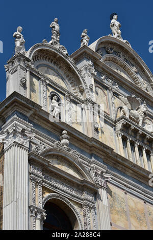 Die dekorative Fassade der Scuola Grande di San Marco aalt sich in der Sonne, Castello, Venice, Italien, Europa. Stockfoto