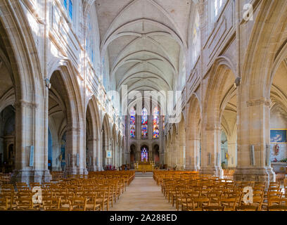 Innenraum mittelschiff von Blois Kathedrale (Cathédrale Saint-Louis de Blois), Blois, Loir-et-Cher, Centre, Frankreich Stockfoto